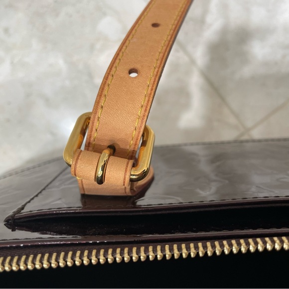 LOUIS VUITTON Monogram Vernis Rosewood Avenue Bag - Picture 4 of 15